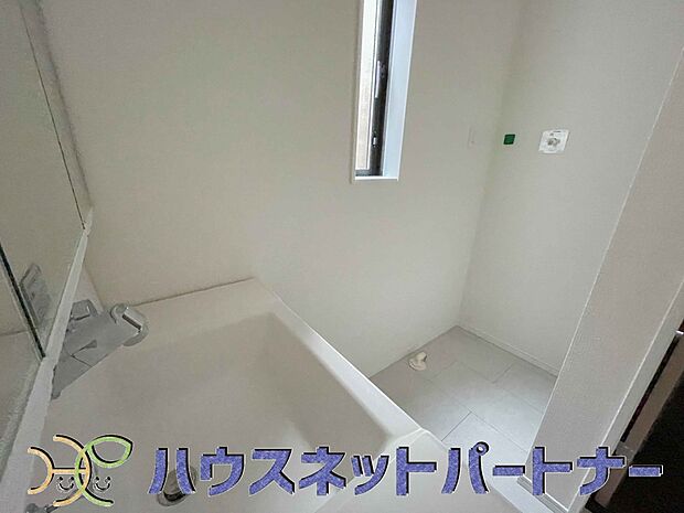 毎日使う洗濯機。しっかりと奥行きのある置き場が確保されています。