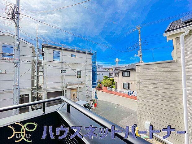 朝の澄んだ空気や、夕方に吹く清々しい風を五感で感じられるバルコニー。住まいの中で唯一屋外にあって、本当の自然を感じられるスペースです。