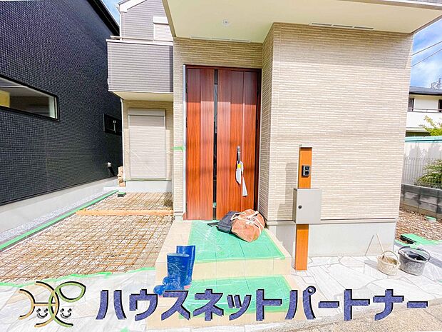 玄関の扉を開けるとそこは家族の待つお家。笑い声が聞こえてきそう。