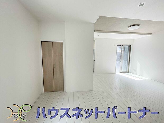 整然とした空間演出、快適な理想の暮らしの実現は家のみの拘りではなく、そこで暮らす方々にとって素敵な環境であることも挙げられると思います。四季折々の変化が奏でる鼓動を楽しんで下さい。