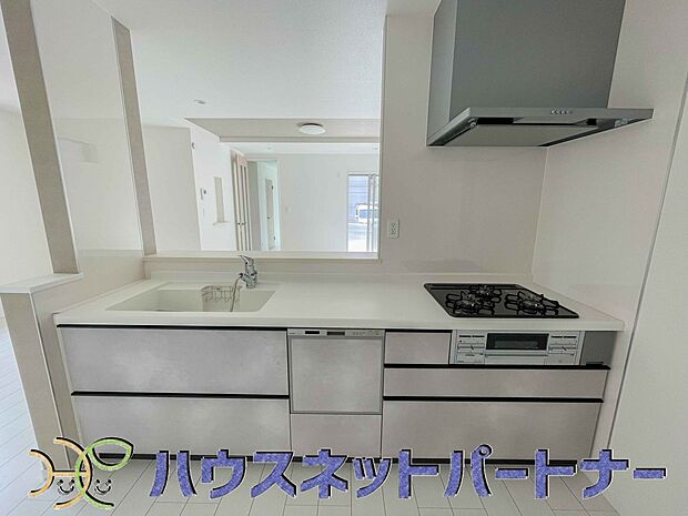 ビルトイン食器洗乾燥機完備。家事のお手伝いをしてくれる奥様の味方です。食器を洗っている間にお掃除など、様々なシーンで家事の時短に役立つ食洗機。省スペースのビルトインタイプを採用致しました。