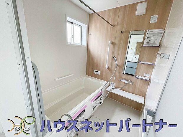 明るい作りの浴室は心も体もリフレッシュさせてくれます。窓もあるので湿気を外へ逃がすことも出来ます。