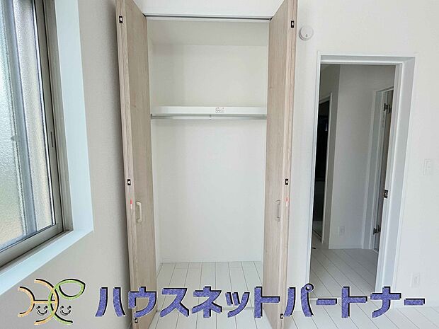 壁面クローゼットのメリットは、衣類が横一列に並ぶためひと目で洋服が選びやすいこと。衣類をたくさんお持ちの方も、限られたスペース内に無理なく収納することができます。