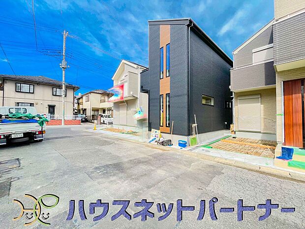 前面道路の日当たりの良い明るいお家。