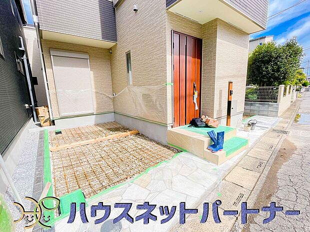 玄関横に駐車場なのでお買い物をした後は楽にお家へ。沢山お買物した時は助かりますね。