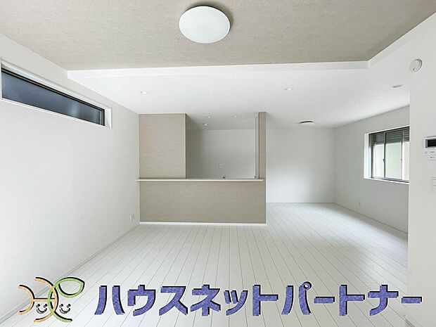 リビングは、食事スペースと寛げる場所設けてもまだ余裕の広さ。明るい光が照らしてくれます。