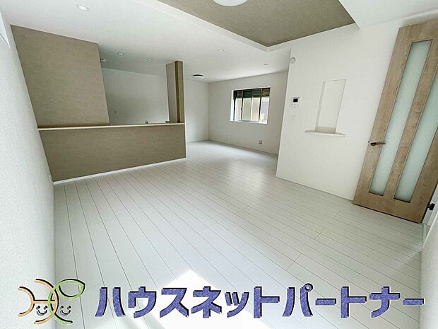 リビングは、食事スペースと寛げる場所設けてもまだ余裕の広さ。明るい光が照らしてくれます。