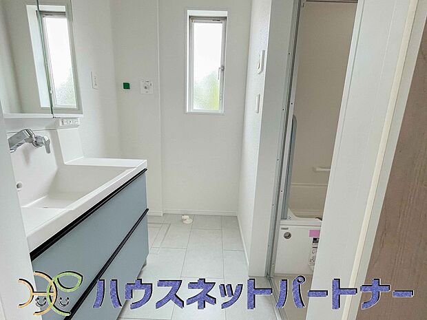 洗面室のある脱衣所は広々。脱いだお洋服をそのままお洗濯。