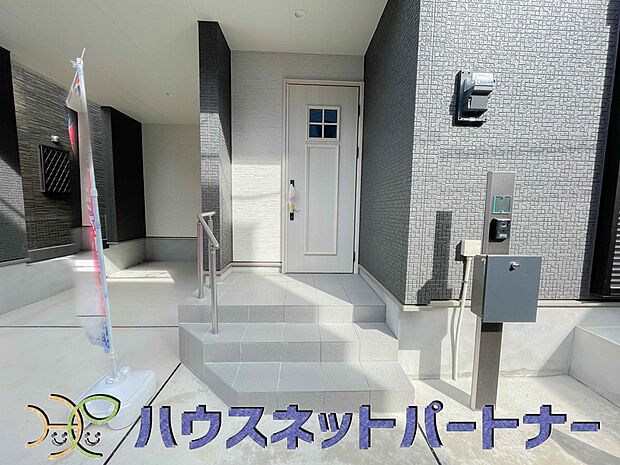 玄関はおうちの顔と言われます。玄関アプローチは、外観デザインの印象を左右します。ご家族の個性を出しながら、素敵な玄関でお客様をお迎えしてください。