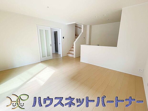 太陽の光が照らす明るいリビングは、開放感があり通風・採光に優れ、心地よい光と風が舞い込んできます。心休まるリビングは何よりも快適な時間を過ごせます。