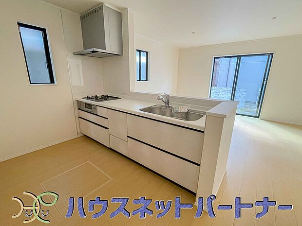 カウンターキッチンは広くて収納力もあるので、快適に料理をすることができます。食器や炊事用具を手の届くところに配置しやすいため調理もスピーディーです。