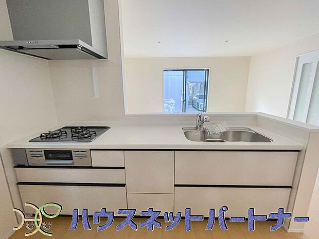 三口コンロで料理の幅を拡げてくれる使いやすいシステムキッチンを採用。洗い場も大きいので野菜や食器を洗ったりする際にも捗り、奥様の強い味方となってくれるはずです。