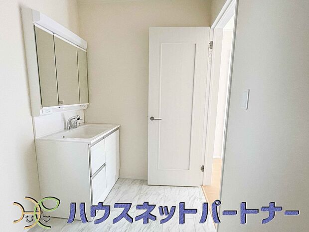 大きく見やすい三面鏡で清潔感ある洗面台は、身だしなみチェックや肌のお手入れに最適です。何かと物が増える場所だからこそ、スッキリと見映えの良い空間に拵えました。