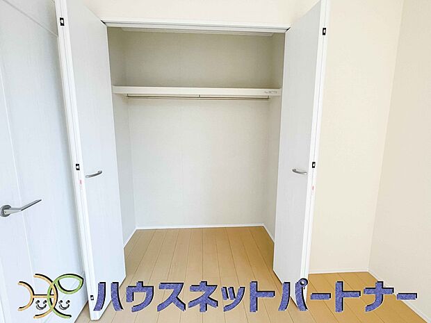 壁面クローゼットのメリットは、衣類が横一列に並ぶためひと目で洋服が選びやすいこと。衣類をたくさんお持ちの方も、限られたスペース内に無理なく収納することができます。