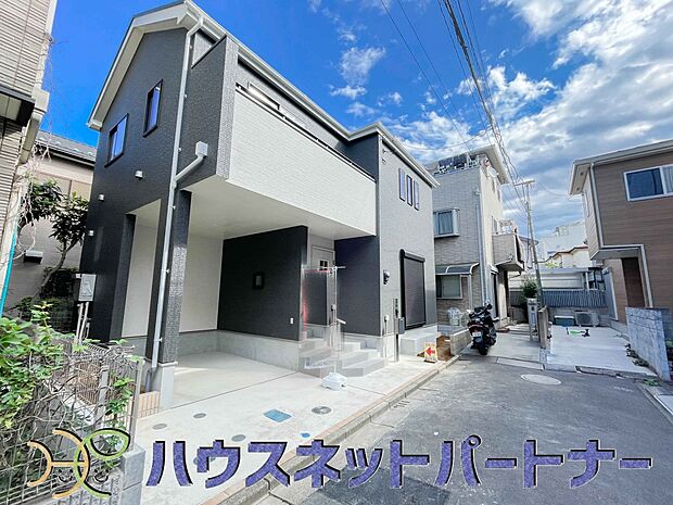 街に溶け合う美しい景観と、採光や風通しを考えて設計された間取り。近隣の視線を考え調整した窓位置など、外観だけでなく、住まうご家族の心地よさを最優先しました。