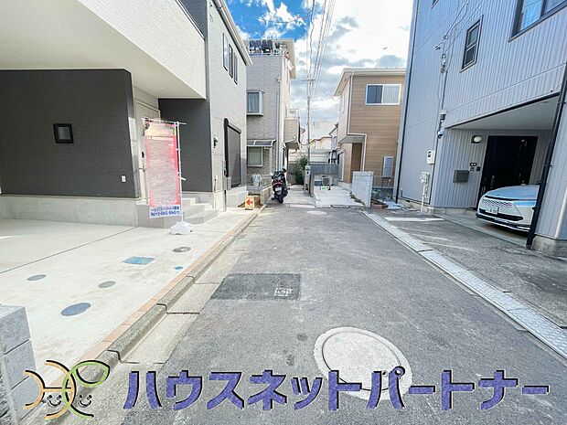 前面道路でお車を駐車するのも楽々。