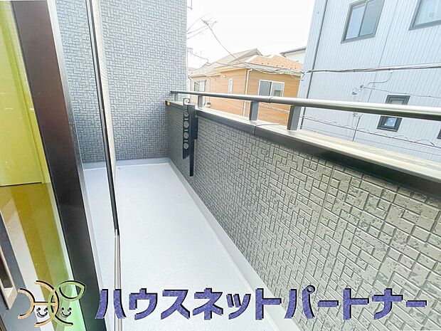 青い空が近くに感じるバルコニーは、爽やかな風をお部屋へ運んでくれます。