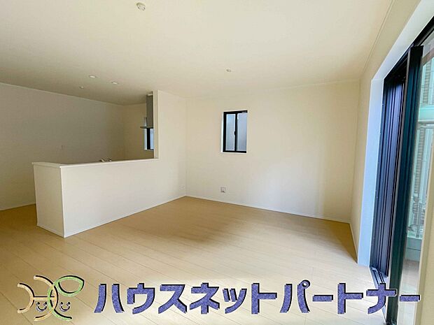 リビングは、食事スペースと寛げる場所設けてもまだ余裕の広さ。明るい光が照らしてくれます。