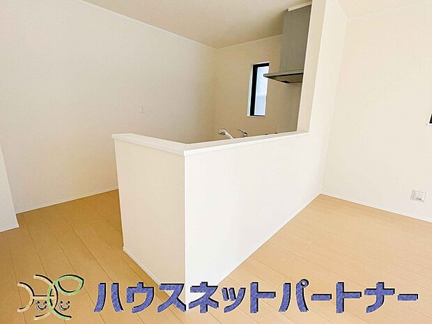 家族の様子を見ながらキッチンでお料理。一日の出来事を会話しながらの家事は嬉しいコミュニケーション。