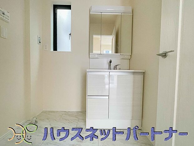 広い脱衣所、洗面台も大きなサイズを設置。建売では見ない広さと解放感。