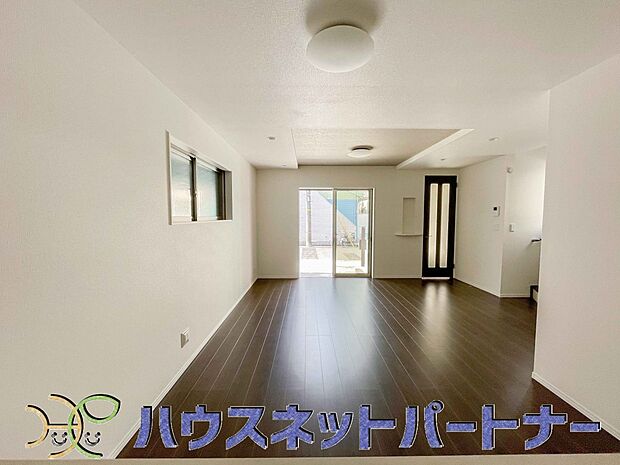 家族でくつろぐリビングは16帖。日当たりも良く、風通しも優れています。