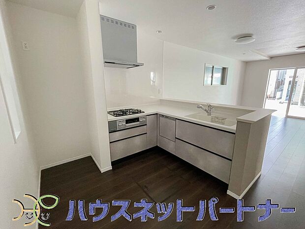 明るく開放的なオープンキッチン。家族とのコミュニケーションが取りやすく、みんなの笑顔が溢れます。