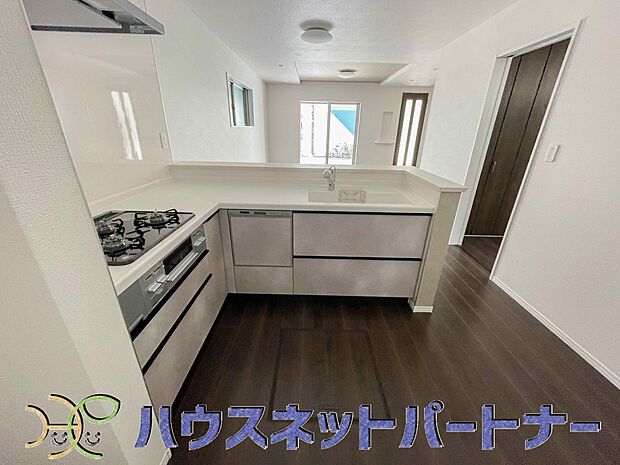 人工大理石トップを纏った最新設備搭載のシステムキッチン。収納数も多いので、常に纏まりある空間に。DKを見守りながらお料理も出来るので、お子様がいても安心です。