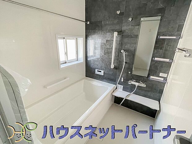 全身浴と半身浴ができる高い機能性と、満水容量を削減して水道・光熱費を節約しました。デザインとエコ性能を両立させた、これからのスタンダード浴槽です。