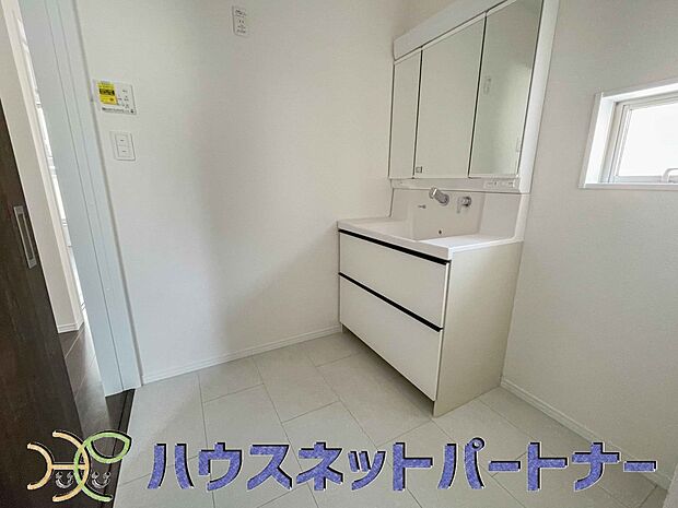 ミラーを手前に引けば、楽な姿勢で髭剃りやメイクができます。合わせ鏡にすればヘアスタイルのチェックもラクラク。洗面化粧台のミラー裏にはたっぷり入る収納スペースを設けています。　