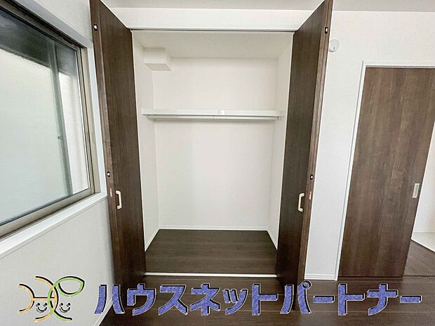 多くの人がお困りの住まいの収納。壁面クローゼットがあればタンスを置く必要がなく、出っ張りのないスッキリ空間を維持できます。限られたスペースを有効に活用できそう。