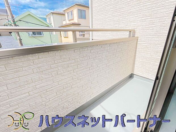 空の間になる広々バルコニーがお部屋へと息吹を運んでくれます。