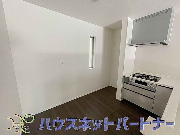 三口コンロで料理の幅を拡げてくれる使いやすいシステムキッチンを採用。洗い場も大きいので野菜や食器を洗ったりする際にも捗り、奥様の強い味方となってくれるはずです。