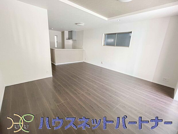 リビングは、食事スペースと寛げる場所設けてもまだ余裕の広さ。明るい光が照らしてくれます。