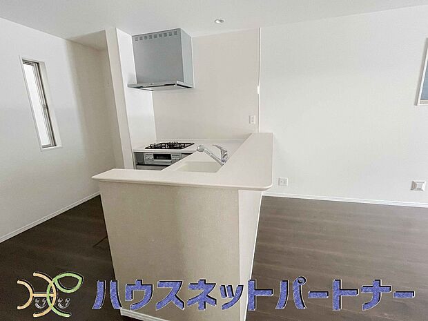 忙しい朝でも家族揃って食事をして頂ける、ゆとりある大きさのダイニングスペース。奥様の手料理をカウンター越しに受けとって頂き、テーブルで囲む素敵な時間を存分にお愉しみ下さい。