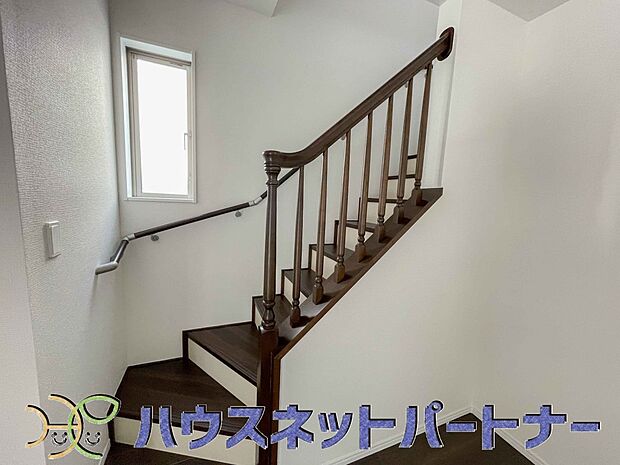 階段は家の中で一番段差があり、転落事故などが多い最も危険な場所です。手すりが付いていればご高齢の方などに安心して階段を昇り降りしていただけます。