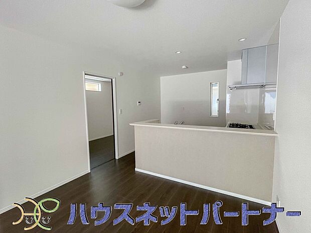 お料理できたらカウンターから手渡しができます。家族で会話をしながらお料理を楽しく。