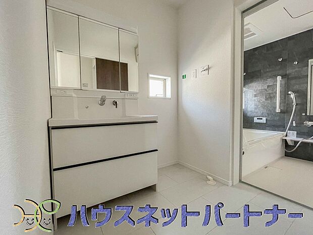 広い脱衣所、洗面台も大きなサイズを設置。建売では見ない広さと解放感。