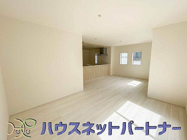 太陽の光が照らす明るいリビングは、開放感があり通風・採光に優れ、心地よい光と風が舞い込んできます。心休まるリビングは何よりも快適な時間を過ごせます。