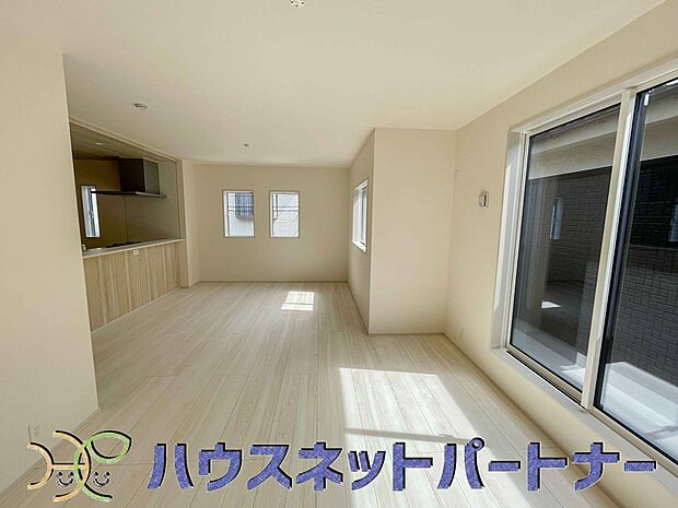 通風・採光に優れ、心地よい光と風が溢れています。 贅沢で豊かな居住性と、プライドを満たすクオリティが見事に調和した住空間。新築ならではの快適なひとときをご体感頂ける筈です。