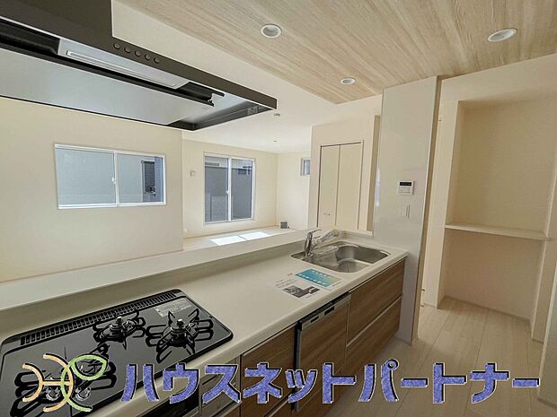 ビルトイン食器洗乾燥機完備。家事のお手伝いをしてくれる奥様の味方です。食器を洗っている間にお掃除など、様々なシーンで家事の時短に役立つ食洗機。省スペースのビルトインタイプを採用致しました。