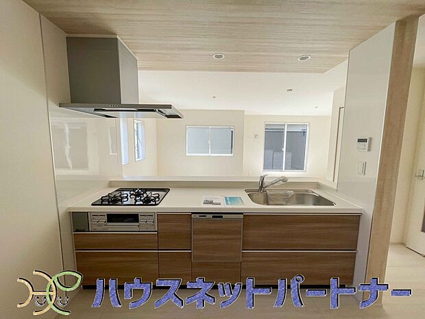 木目調のキッチンは落ち着いた雰囲気で収納もたくさん。嬉しい食洗器付です。汚れも目立ちません。