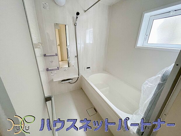 高級感溢れるカラーと大きさ・柔らかな曲線で構成された半身浴も楽しめるバスタブが心地よさをもたらします。