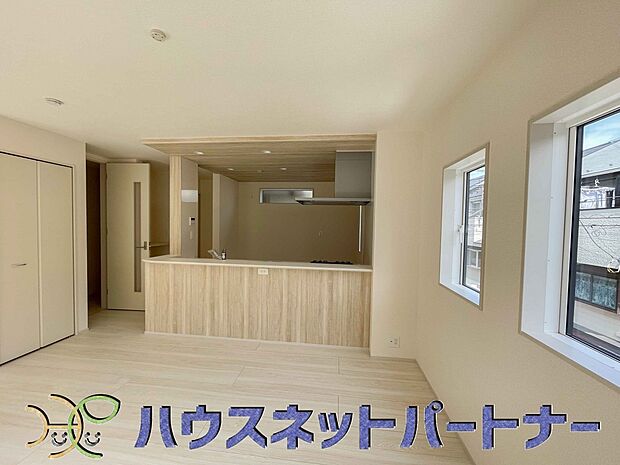 忙しい朝でも家族揃って食事をして頂ける、ゆとりある大きさのダイニングスペース。奥様の手料理をカウンター越しに受けとって頂き、テーブルで囲む素敵な時間を存分にお愉しみ下さい。