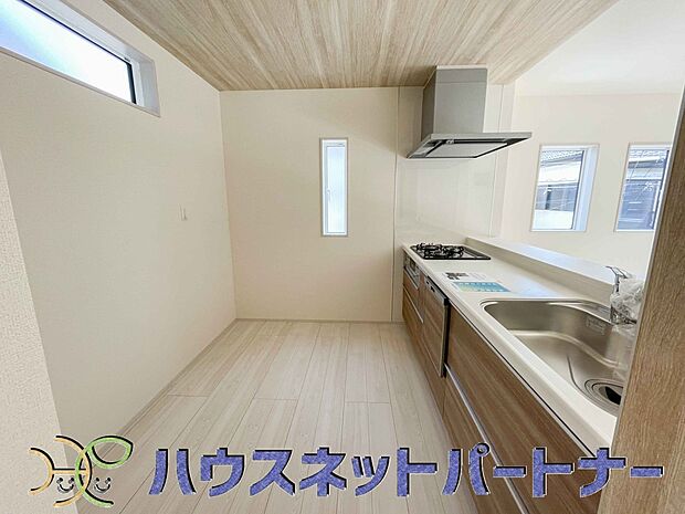 明るく開放的なオープンキッチン。家族とのコミュニケーションが取りやすく、みんなの笑顔が溢れます。