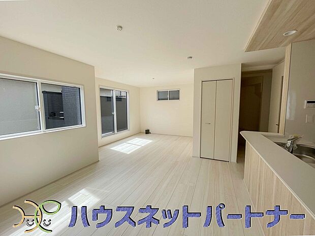 リビングは、食事スペースと寛げる場所設けてもまだ余裕の広さ。明るい光が照らしてくれます。