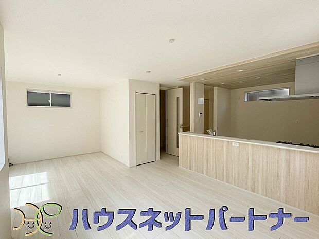 お料理できたらカウンターから手渡しができます。家族で会話をしながらお料理を楽しく。