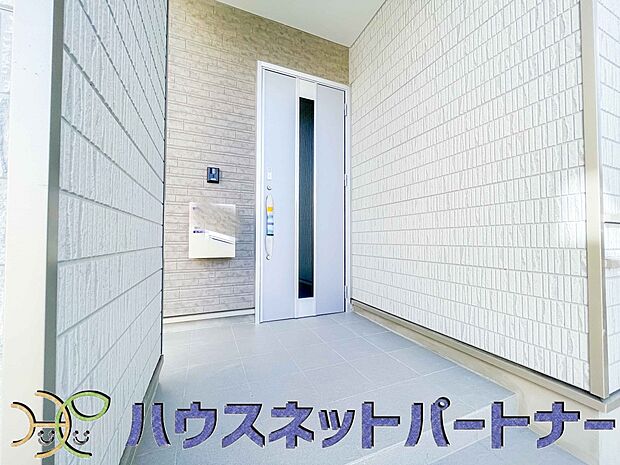 スマートキーの良い点は、鍵穴にキーを刺さなくても簡単に開け閉めできるところと、キーを紛失してもキーの情報をドア本体で簡単に書き換えできるなど防犯性の高い点です。