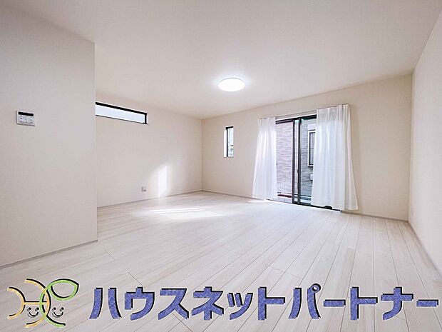 大型テレビを配置して、夜はシアター気分で映画鑑賞はいかがですか。色々な楽しみ方を想像させる広々リビング。