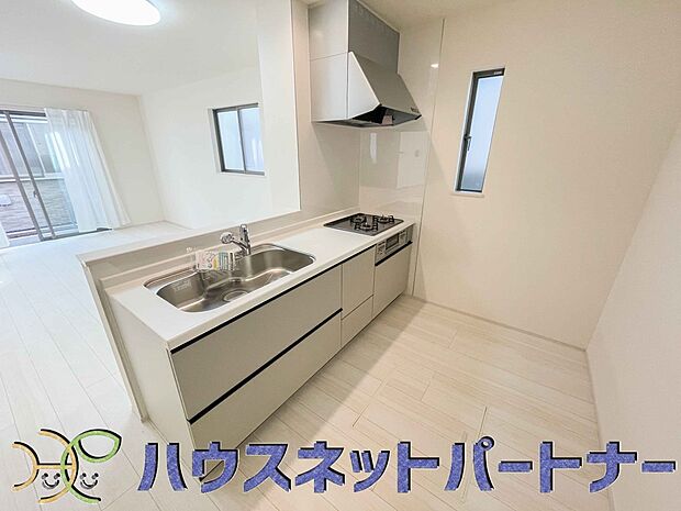 キッチン吊戸棚を無くす事によって、コミュニケーションを重視した設計に致しました。区画によって変わる一体感を、実際にご覧になって頂けましたらと思います。