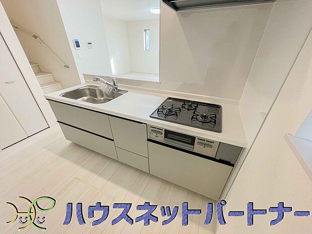 三口コンロで料理の幅を拡げてくれる使いやすいシステムキッチンを採用。洗い場も大きいので野菜や食器を洗ったりする際にも捗り、奥様の強い味方となってくれるはずです。